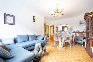 STROMBEEK-BEVER, ideaal gelegen nabij alle voorzieningen, charmant appartement met 2 slaapkamers van ± 85 m² op het gelijkvloers. Het is als...