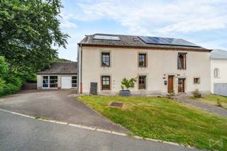 <p>WE INVEST SUD-LUXEMBOURG stelt u deze karaktervolle eigendom voor in Nobressart (Attert), met een professionele ruimte en een bouwgrond, gelegen op een perceel van in totaal 27 are.</p>
<p>Liefhebbers van authenticiteit en ruime woonvolumes zullen gecharmeerd zijn door deze prachtige halfopen bebouwing met haar karakter, technische voorzieningen en talrijke mogelijkheden.</p>
<p>Bij het betreden van de woning wordt meteen de toon gezet: een uitnodigende inkomhal benadrukt het unieke karakter van de woning dankzij zorgvuldig bewaarde authentieke elementen, waaronder een prachtige blauwe hardstenen spoelbak onder het raam.</p>
<p>Op het gelijkvloers bevindt zich een warme en gezellige leefruimte bestaande uit een salon, eetkamer en een recent vernieuwde open keuken (2023). Een houtkachel en pelletkachel zorgen voor een extra gezellige sfeer. Deze ruimte geeft uit op een aangename veranda met uitzicht op de tuin.</p>
<p>Een bijkomende troef van deze woning is de professionele ruimte met een aparte toegang, ideaal voor een vrij beroep, zelfstandige activiteit of ambachtelijke onderneming.</p>
<p>Op de eerste verdieping bevindt zich een mooie mezzanine met zicht op de leefruimte, ideaal als leeshoek. Verder vindt u er een master suite met douchekamer, drie comfortabele slaapkamers en een volledig uitgeruste badkamer.</p>
<p>De tweede verdieping biedt een extra slaapkamer en een praktische zolderruimte.</p>
<p>Buiten geniet u van een prachtige tuin die een echte oase van rust vormt, met onder andere een vijver, ontspanningsruimte en een authentieke waterput.</p>
<p>Dankzij belangrijke energetische verbeteringen behaalt deze karaktervolle woning een uitstekende EPC-score B (14 zonnepanelen en 2 zonnecollectoren).</p>
<p>Gelegen op een ruim perceel met bovendien een bouwgrond, biedt deze zeldzame eigendom een uitzonderlijke woonomgeving waar authenticiteit, modern comfort en ontwikkelingspotentieel samenkomen.</p>
<p>Wilt u deze unieke kans niet missen? Contacteer ons via +32 63 33 00 69 - sud.luxembourg@weinvest.be</p>