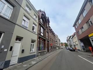 <p>De Tiensestraat ademt sfeer met zijn heterogeen straatbeeld: enerzijds heb je de verschillende stijlen van historische gebouwen en anderzijds kan je er een combinatie vinden van woonhuizen, handelspanden en kantoren.<br /><br />Niet alleen de leuke ligging van het pand is een troef maar ook de faciliteiten in de nabijheid zijn mooi meegenomen. Supermarkten, scholen, campussen, aula’s, faculteiten, printshops, apotheek… op wandel/ fietsafstand. Wil je graag een avondje stappen dan is de Oude Markt op wandelafstand. Ook voor een hapje en drankje ben je in de Parijsstraat/ Muntstraat/ Tiensestraat aan het juiste adres. Leuven zit vol met verborgen schatten en met een kot in de Tiensestraat zal het een dagelijkse ontdekking zijn.<br /><br />Deze studentenresidentie is een vernieuwbouwproject (2024) bestaande uit 7 vergunde studentenkamers privatief sanitair. De renovatie werd uitgevoerd met aandacht voor detail, afwerking en kwaliteitsvolle materiaalkeuze. Ook voldoet het gebouw aan de gevraagde strenge energiezuinigheidsnormen. De entiteiten zijn kamers eigen sanitair en een studio, dewelke volledig bemeubeld aangeboden worden. Bovendien is er een inpandige fietsenstalling en een gemeenschappelijke keuken met eetplaats aanwezig zodat studenten samen kunnen kokerellen! Een echte troef aan dit pand is de gemeenschappelijke buitenruimte, waar de studenten gezellig samen kunnen ontspannen!<br /><br />Het gebouw biedt een nettorendement van 3,51% op jaarbasis, de perfecte investering dus! Akte dient verleden te worden voor 01/09/2026.</p>