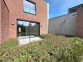 Nieuwbouwwoning (mogelijkheid tot aankoop onder 6% btw) bestaande uit een inkomhal met gastentoilet, lichtrijke leefruimte met eet- en...