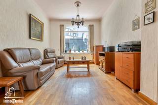 Charmante rijwoning op een uitstekende locatie nabij het centrum van Sint-Niklaas. Deze woning bevindt zich op wandel- en fietsafstand van winkels, middelbare scholen, openbaar vervoer en andere dagelijkse voorzieningen. De woning beschikt over 3 slaapkamers en werd deels gerenoveerd in 2001, waardoor ze reeds over een goede basis beschikt. Achteraan bevindt zich een ruime buitenkoer met tal van mogelijkheden, ideaal om om te vormen tot een gezellig terras of een leuk stadstuintje. Dankzij de centrale ligging en het potentieel vormt deze woning een interessante opportuniteit voor zowel eigen bewoning als investering.