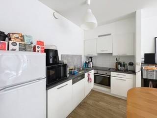 Europese wijk. Prachtig appartement van ca. 109 m² met terras van ca. 7 m² op de 4e verdieping van een gebouw uit 2014. Inkomhal met gepantserde...