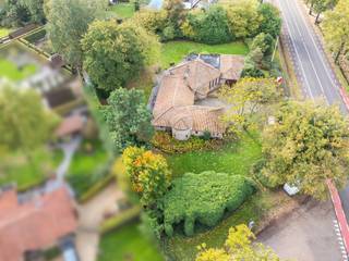 Ruimte, licht en rust — allemaal onder één dakBent u op zoek naar een woning met een centrale ligging, en toch omgeven door rust en groen?Of droomt u...