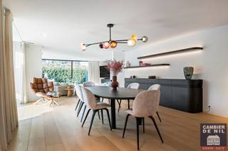 Villa entièrement rénovée, sise au calme au bord du Zoute. Orientation parfaite, Sud Ouest. Composition de la villa : entrée avec toilettes...