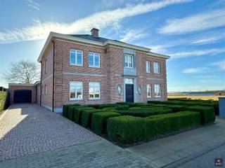 <p><span>L</span><span>ANDELIJK GELEGEN PRACHTIGE VILLA </span></p><p><span> </span></p><p><span>In het landelijke Kieldrecht, omringd door rust en groen, bevindt zich deze prachtige villa, afgewerkt met authentieke materialen zoals warme parketvloeren en natuursteen. </span></p><p><span> </span></p><p><span>De ruime inkomhal geeft meteen een gevoel van ruimte en kwaliteit en geeft toegang tot de lichtrijke leefruimte. Grote raampartijen zorgen voor een mooie verbinding met de tuin en laten overvloedig daglicht binnen. Aansluitend bevindt zich de volledig geïnstalleerde keuken, uitgerust met hoogwaardige toestellen en praktische werk- en opbergruimtes.</span></p><p><span> </span></p><p><span>Verder beschikt het gelijkvloers over een berging, een bureauruimte/slaapkamer en een eerste badkamer, wat deze villa ook perfect maakt voor gelijkvloers wonen. De garage is rechtstreeks toegankelijk vanuit de woning en biedt extra comfort en bergruimte.</span></p><p><span> </span></p><p><span>Op de 1</span><span><sup>ste</sup></span><span> verdieping zijn er drie grote slaapkamers, de master bedroom beschikt over een aansluitende dressing. Daarnaast zijn er twee extra badkamers (dus in totaal 3 badkamers), ideaal voor een groter gezin of gasten.</span></p><p><span> </span></p><p><span>De zolderverdieping fungeert momenteel als opbergzolder, maar biedt tevens de mogelijkheid om extra slaapkamers of een polyvalente ruimte te creëren.</span></p><p><span> </span></p><p><span>De ruime kelderruimte én volledige kruipkelder zijn de kers op de taart! </span></p><p><span> </span></p><p><span>Op het terras en in de verzorgde tuin kan u genieten van alle rust en privacy (totale opp. ± 1.100 m²) </span></p><p><span>De landbouwgrond rechts van de woning vrijwaart het open gevoel en het uitzonderlijk mooie uitzicht met perfecte oriëntatie.</span></p><p><span> </span></p><p><span>Interesse om dit pareltje te bezoeken?  Gelieve ons dan te contacteren op het nummer 03 775 41 88 of mail naar <span>kurt@vastgoed-smet.be</span></span><span> </span></p><p><span><span>www.vastgoed-smet.be</span></span></p><p><span> </span></p><p><span>“De verstrekte gegevens/informatie (zowel online als gedrukt) worden vrijblijvend verstrekt, enkel ter inlichting, zonder contractuele verbintenis of garantie van onzentwege en kunnen op ieder ogenblik gewijzigd worden”</span></p><p><span> </span></p><p><span> </span></p>