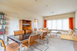 <p>Interesse in dit pand? Neem voor bijkomende informatie of het maken van een afspraak rechtstreeks contact op met Julie Meyers via <strong>+32 472 36 86 54</strong> of <strong>julie.meyers@copandi.be</strong>.</p><p></p><p>Deze bel-etagewoning is gelegen in de woonwijk Zevenbergen en biedt dankzij de praktische indeling en aangename tuin heel wat mogelijkheden. De woning is te moderniseren, maar vormt een interessante basis voor wie op zoek is naar een woning die volledig naar eigen smaak en wensen kan worden ingericht.</p><p> </p><p>Via de inkomhal met vestiaire komen we de woning binnen. Van hieruit is er toegang tot de garage en de technische ruimte. De garage staat bovendien rechtstreeks in verbinding met de tuin.</p><p> </p><p>Via de trap bereiken we de eerste verdieping, waar de lichtrijke leefruimte ons verwelkomt. De aangename lichtinval zorgt hier voor een fijne leefomgeving. De keuken bevindt zich aansluitend en is uitgerust met een spoelbak, kookvuur met dampkap, oven en koelkast. Vanuit de keuken kan je via een trap rechtstreeks naar de tuin. Op deze verdieping is er eveneens een afzonderlijk toilet.</p><p> </p><p>De tweede verdieping vormt het slaapgedeelte van de woning en biedt plaats aan drie slaapkamers. De badkamer is voorzien van een combinatie bad en douche en een lavabo.</p><p> </p><p>De woning is te moderniseren en biedt hierdoor de mogelijkheid om ze verder aan te passen en naar eigen smaak in te richten. Met haar drie slaapkamers, lichtrijke leefruimte, garage, technische ruimte en tuin, beschikt ze over een praktische basis en verschillende mogelijkheden.</p><p> </p><p>Renovatieverplichting is van toepassing.</p><p> </p><p>✅ Woonwijk met aangename woonomgeving</p><p>✅ Lichtrijke leefruimte</p><p>✅ 3 slaapkamers</p><p>✅ Praktische bel-etage- indeling</p><p>✅ Mogelijkheid om volledig naar eigen smaak te moderniseren </p>