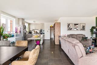 Welkom in dit uitzonderlijk ruime en lichtrijke dakappartement, ideaal gelegen op wandelafstand van het station en het centrum van Lier.Dit...