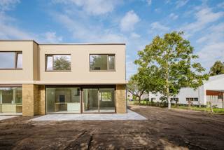 <strong>Kies voor modern, energiezuinig en zorgeloos wonen nabij centrum Wetteren.<br /><br />LIGGING<br /></strong>In een rustige doodlopende straat, nabij de Markt en het gezellige centrum van Wetteren, verrijst een exclusief nieuwbouwproject met slechts 6 woningen in een hedendaags moderne architectuur.<br /><br />Goede verbindingen met de E40 en Brusselsesteenweg brengen u snel naar Gent of Brussel. Daarnaast bevinden winkels, scholen, openbaar vervoer, wandel- en fietsroutes zich allemaal op een steenworp. <br /><br /><strong>(MOBISCORE: 8,3/10)</strong><br /><br /><strong>INDELING <br /><br /></strong>De woning biedt een uitstekende energieprestatie dankzij vloerverwarming via warmtepomp, zonnepanelen en een ventilatiesysteem D. <br /><br />U komt binnen via de inkomhal met vestiaire, een berging, een gastentoilet en toegang tot de leefruimte. <br />Geniet van een lichtrijke leefruimte met open keuken voorzien van kookeiland en ontbijtcorner.<br />Het ruime terras en de tuin vormen het verlengstuk van uw woonkamer, wat de uitzonderlijke woonbeleving bevordert. <br />Hier kan u met vrienden of familie genieten van onvergetelijke momenten die er écht toe<br />doen!<br /><br />Op het verdiep vindt u 3 slaapkamers, een apart toilet, een extra berging en een badkamer. Deze is voorzien van ligbad, douche en een dubbele wastafel. <br /><br /><strong>EXTRA TROEF <br /></strong><br />Deze halfopen bebouwing beschikt over 2 private autostaanplaatsen die inbegrepen zijn in de prijs! <br /><br /><strong>Hier leeft u in alle rust, omgeven door groen en toch dicht bij alles wat telt.<br /></strong><br />Contacteer Kevin: <strong>0476 66 55 50<br /><br /></strong>(Oppervlakten geraamd, sommige foto’s zijn van een referentieproject of zijn renders)