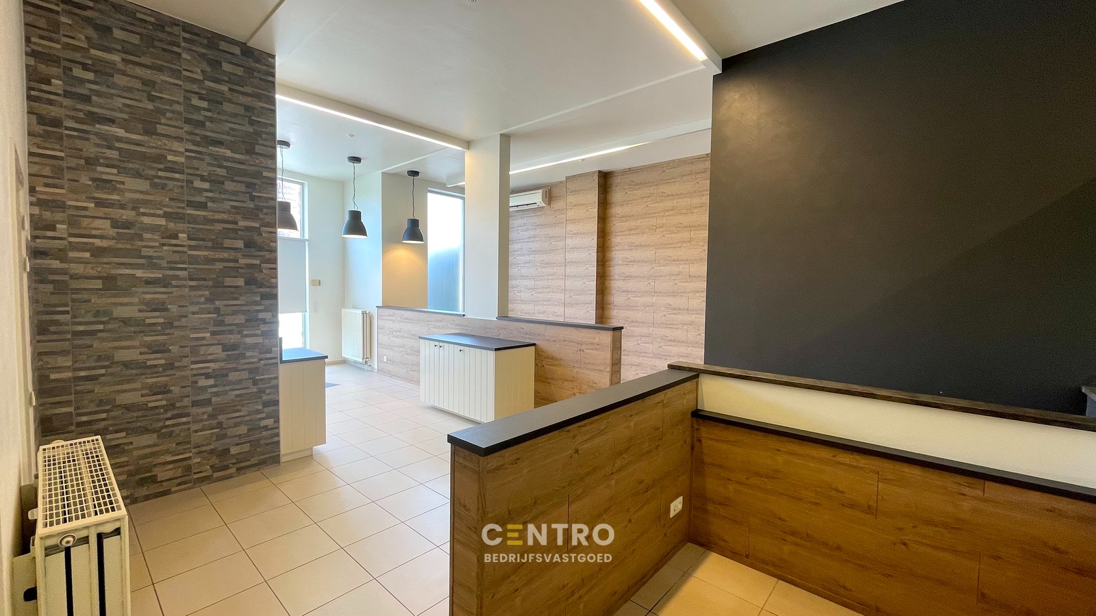 Instapklare &amp; goed geïsoleerde KANTOORRUIMTE met ruime KELDER te huur, langs een strategische invalsweg van Brugge centrum. - photo 4