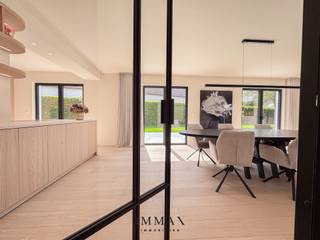 Deze prachtige en zeer mooi afgewerkte villa bevindt zich in een rustige en gegeerde villawijk en biedt een ideale combinatie van comfort, ruimte en privacy.<br />De woning werd recent gerenoveerd met oog voor kwaliteit, hedendaags wooncomfort, en luxe. De lichtrijke leefruimte geniet van een optimale oriëntatie en geeft rechtstreeks uit op het zonnige terras en de uitzonderlijk ruime tuin — een zeldzame troef die meteen een gevoel van rust en vrijheid creëert. <br /><br />De volledig uitgeruste keuken sluit naadloos aan op de leefruimte en is praktisch ingericht. Aansluitend bevinden zich de garage en extra bergruimte, wat het dagelijks comfort aanzienlijk verhoogt. <br />Op de verdieping zijn er vier volwaardige slaapkamers en drie badkamers met douche, waaronder een master bedroom met een ensuite badkamer, aangevuld met een aparte douchekamer. Dit zorgt voor extra gemak en flexibiliteit voor zowel gezin als gasten. <br /><br />De tuin vormt zonder twijfel één van de absolute troeven van deze eigendom: ruim, perfect georiënteerd en met maximale privacy. Bovendien zijn er reeds voorzieningen getroffen voor verdere invulling, zoals de aanleg van een zwembad of een mogelijke uitbreiding, wat het potentieel van deze woning extra onderstreept.<br />Kortom, een ideale opportuniteit voor wie op zoek is naar een unieke villa met hoogwaardige afwerking, gelegen in alle rust en met een uitzonderlijke buitenruimte.<br /><br />Aarzel niet om ons te contacteren voor meer informatie: tel. : 050 62 44 14 of via knokke@immax.be