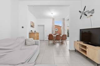 In een rustig zijstraatje in 't kleinste stadje van België, Mesen, treffen we deze instapklare woning. Het pand werd in 2018 gerenoveerd en beschikt hierdoor over een <strong>EPC-label: C, conforme elektriciteit en een asbestveilige toestand</strong>. In onderstaande wordt de indeling toegelicht alsook enkele troeven.<br /><br /><strong>Dit pand is gelegen in Mesen, Ketelstraat 21 (15 min van Ieper).</strong><br /><br /><strong>Indeling van het pand </strong>
<ul>
<li>Gelijkvloers: inkomhal (5 m²) met toilet (1 m²), lichtrijke woon- en eetkamer (22 m²) met een open keuken (8 m²). De keuken beschikt over volgende toestellen: vaatwasser, oven, keramische kookplaat, enkelvoudige spoelbak, dampkap en koelkast. Daarnaast zijn er nog 2 bergingen (8 - 6 m²) en wasplaats van 9 m²</li>
<li>1ste verdieping: nachthal voorzien van op maat gemaakte kasten (10 m²), 2 slaapkamers (10 - 10 m²) en badkamer met douche, enkelvoudige wastafel en toilet</li>
<li>2de verdieping: hal (5 m²), slaapkamer (11 m²) en technische ruimte (2 m²)</li>
</ul>
<br /><strong>Kenmerken </strong>
<ul>
<li>Het pand is momenteel verhuurd maar komt vrij op 1/02/2026</li>
<li>Er is centrale verwarming op aardgas en zonnepanelen (2020)</li>
<li>Regenwater</li>
<li>...</li>
</ul>
<br />Meer informatie of een vrijblijvend bezoek? <br />Contacteer Eden op 0470 43 78 21 of mail info@minthus.be