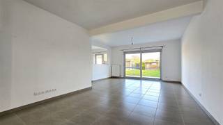 Nieuwbouwwoning in rustige, kindvriendelijke straat in het centrum van Avelgem. Vlakbij vind je een speelpleintje. De woning omvat: Inkom,...