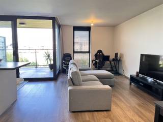 Appartement moderne et prêt à l'emploi, économe en énergie, situé à la périphérie de Malines, à proximité de l'autoroute E19, des magasins/entrepôts et à distance de marche du centre ville de Malines.L'appartement est situé au 2ème étage et comprend un salon avec cuisine ouverte équipée et une terrasse attenante (9m²) avec vue sur le terrain de football. Par le hall d'entrée, on accède à 2 chambres (11 et 9m²), WC et salle de bain avec douche à l'italienne, lavabo avec armoire de toilette et radiateur décoratif.Un abri à vélos et un parking souterrain (+20.000euro) pour une voiture électrique complètent cet appartement.Une belle opportunité pour ceux qui recherchent un appartement TOP !