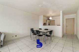 Ontdek dit ruime appartement in Oostende, een uitstekende opportuniteit voor zowel investeerders als eigen bewoners die op zoek zijn naar een betaalbare woning met heel wat potentieel.<br /><br />Dankzij de gunstige ligging, vlakbij winkels en op fietsafstand van het bruisende centrum van Oostende, geniet je van een uitstekende bereikbaarheid en alle dagelijkse voorzieningen binnen handbereik. Bovendien bevindt het strand zich op slechts 2 km, ideaal om volop van de kust te genieten.<br /><br />Indeling: inkomhal, lichtrijke leefruimte met open keuken, aansluitende berging, badkamer met lavabo en bad/douchecombinatie, apart toilet, twee volwaardige slaapkamers en een terras aan de achterzijde.<br />Extra troeven zijn het EPC-label C (geen renovatieplicht) en de conforme elektrische installatie, waardoor het appartement meteen voldoet aan de huidige normen.<br /><br />Momenteel is het appartement verhuurd voor €740 per maand, wat het een interessante investering maakt met een onmiddellijke huuropbrengst. De betrouwbare huurder en de beperkte renovatieverplichtingen zorgen voor extra gemoedsrust. Met enkele opfrissingswerken kan je bovendien het wooncomfort én de waarde van het appartement verder verhogen.<br /><br />Ben je op zoek naar een interessante investering of een appartement aan de Belgische kust met veel mogelijkheden? Contacteer ons vandaag nog voor meer informatie of een bezoek ter plaatse.