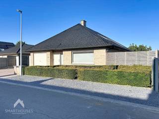 <p>Instapklare alleenstaande woning op 910m² bestaande uit een inkomhal met ingemaakte vestiaire, ruime lichtrijke leefruimte met eet-en zithoek, volledig uitgeruste keuken met eetplaats, ruime slaapkamer, 1<sup>ste</sup> badkamer (ligbad, douche, dubbele wastafel en bidet), afzonderlijk toilet, ruime garage met wasplaats en koele berging en een zuid gerichte tuin met aangelegde zonneterrassen (waarvan 1 overdekt), 2 garages en carport.</p>
<p>Op het verdiep zijn 3 slaapkamers, 2<sup>de</sup> badkamer (lavabomeubel, toilet en douche), sauna en een ruime zolder.</p>
<p>Extra troeven:</p>
<ul>
<li>Zonnepanelen</li>
<li>Private oprit met elektrische poort</li>
<li>3 garages en carport</li>
<li>Bruikbare vloeroppervlakte van +-265m²</li>
<li>Elektrische rolluiken</li>
<li>Nieuwe pellet-kachel</li>
<li>2 regenwaterputten van 10.000L</li>
<li>3x 380V</li>
<li>Veel maatwerk</li>
<li>Instapklaar</li>
</ul>
<p>Deze woning is te koop ZONDER makelaar via het concept van Smart Houses! Wenst U verdere inlichtingen of bezoek? Contacteer rechtstreeks de eigenaar via 0478/29.66.71</p>
