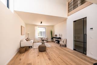 Deze moderne halfopen bebouwing in De Kom in Leopoldsburg bevindt zich op een rustige ligging vlakbij de jachthaven, met aangename zichten op het water en een open, groen karakter.<br /><br />Met een bewoonbare oppervlakte van ca. 188,05 m² beschikt de woning over een ruime en lichtrijke leefruimte met open keuken, drie volwaardige slaapkamers en een nette badkamer. Dankzij de grote raampartijen geniet u van een mooie lichtinval en een directe connectie met het terras en de tuin van 16,15 m², ideaal om in alle rust te ontspannen.<br /><br />De woning is afgewerkt met kwalitatieve, moderne materialen en werd energiezuinig gebouwd, wat zorgt voor hedendaags comfort en een duurzaam karakter. In combinatie met de vlotte bereikbaarheid en de nabijheid van winkels, scholen en ontspanning, maakt dit deze woning bijzonder geschikt voor wie op zoek is naar instapklaar wooncomfort op een aangename locatie aan het water.