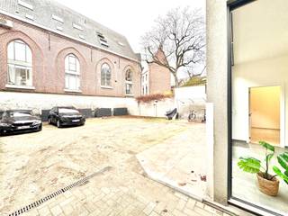 Te Gent zuid ligt dit appartement te huur met indeling als volgt: grote leefruimte met open keuken; Links een dressing of stockruimte met...