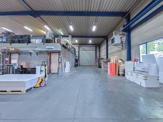 Aan Diebeke 3A in Geraardsbergen staat een veelzijdig bedrijfsgebouw op een terrein van 2.122 m². Het pand omvat een kantoorruimte van 244 m²,...