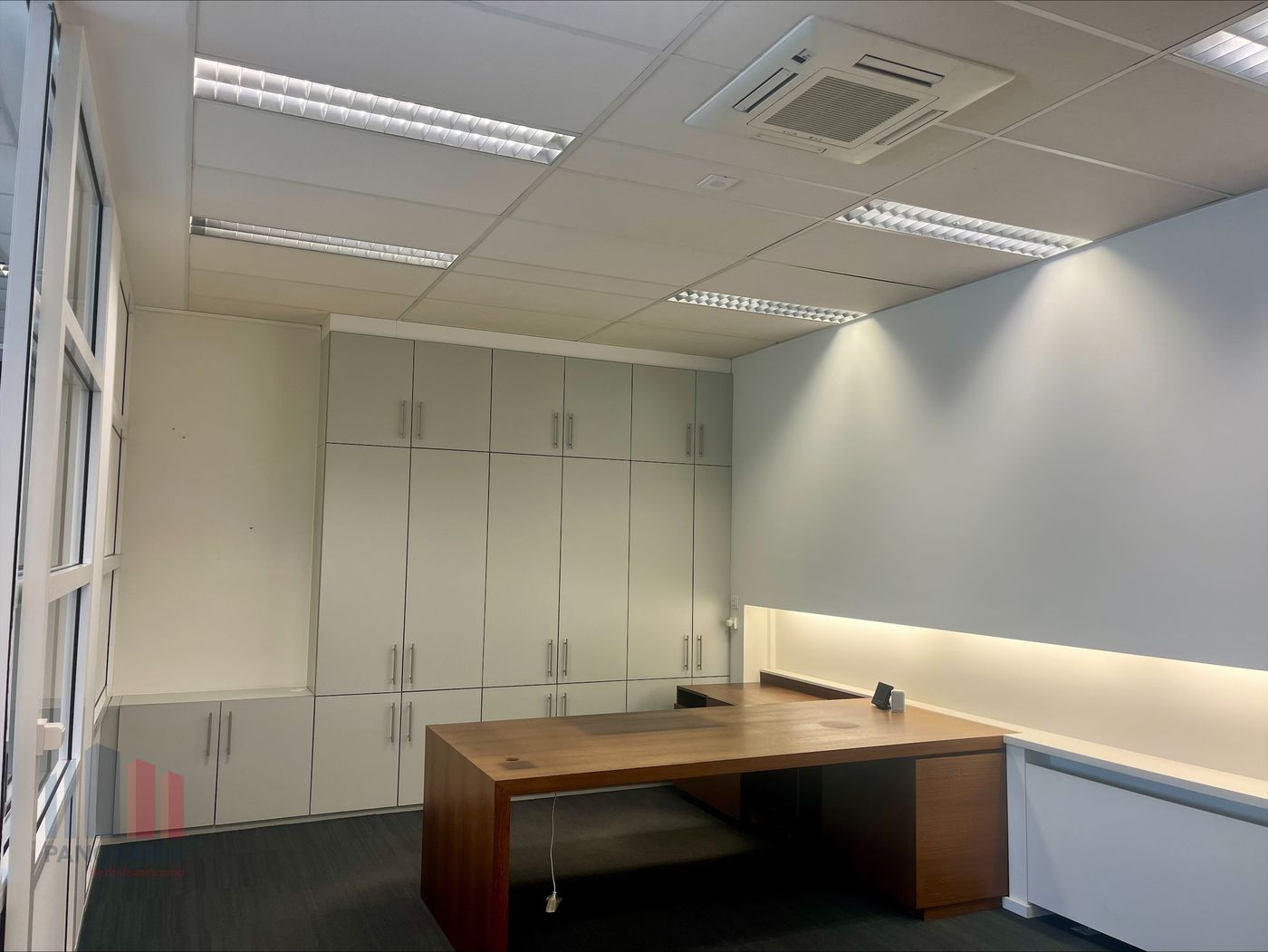 Instapklare kantoren (290 m²) met 10 parkeerplaatsen, beschikbaar voor tijdelijke huur. - foto 5