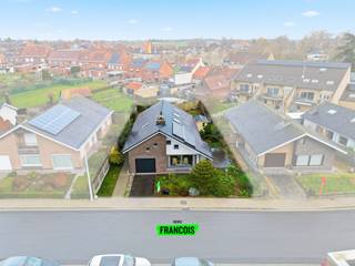 In Poperinge, gelegen in een rustige straat, op 400m van de Grote Markt bevindt zich deze bungalow woonst. Deze woning is stevig gebouwd in de...