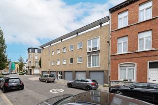 <p><span>Volledig verhuurd hoekgebouw met 6 appartementen en 8 garages in het karaktervolle Oud-Berchem</span></p><p><span>Bent u op zoek naar een gedegen opbrengsteigendom op een gegeerde locatie? Dit karaktervolle hoekgebouw uit 1962, getekend door architect Paul Beniest, ligt op de kruising van de Baron De Catersstraat en de Pioenstraat, in het levendige Oud-Berchem. Het pand telt 6 volledig verhuurde appartementen en 8 autobergplaatsen, en biedt daarnaast stedenbouwkundig groeipotentieel voor wie verder wil bouwen aan de waarde.</span></p><p><span> </span></p><p><span>Ligging</span></p><p><span>Oud-Berchem is een van de karaktervolle, levendige woonbuurten binnen de Antwerpse Ring, op wandelafstand van het station van Berchem en vlakbij de troeven van Zurenborg met de iconische Cogels-Osylei. In de straat zelf en de directe omgeving vindt u bakkers, slagers en buurtwinkels, terwijl de Ring en de invalswegen richting Brussel, Mechelen en Gent binnen enkele minuten bereikbaar zijn. Een ligging die zowel bij huurders als toekomstige kopers steevast in de smaak valt.</span></p><p><span> </span></p><p><span>Het gebouw</span></p><p><span>Het pand werd opgetrokken in 1962 en telt 6 appartementen, verdeeld over de eerste en tweede verdieping (telkens 3 per verdieping, gaande van 55 tot 76 m²), aangevuld met 8 autobergplaatsen op het gelijkvloers. Het gebouw wordt vandaag nagenoeg volledig verhuurd aangeboden en is hierdoor onmiddellijk rendabel voor de nieuwe eigenaar.</span></p><p><span> </span></p><p><span>Groeipotentieel</span></p><p><span>De stad Antwerpen bevestigde reeds informeel dat een bijkomende bouwlaag onderzocht kan worden om de leefkwaliteit van de bestaande appartementen te verbeteren (extra buitenruimte, conform de Bouwcode), een reële troef voor wie verder wil investeren in het pand.</span></p><p><span> </span></p><p><span>De troeven op een rij:</span></p><p><span>- Volledig verhuurd: onmiddellijk rendabel vanaf de eerste dag</span></p><p><span>- Karaktervol hoekgebouw: 6 appartementen (55 tot 76 m²) + 8 autobergplaatsen</span></p><p><span>- Toplocatie: levendige buurt Oud-Berchem, op wandelafstand van station Berchem en vlakbij Zurenborg</span></p><p><span>- Ontwikkelingspotentieel: stedenbouwkundig positief (informeel) afgetoetst voor een bijkomende bouwlaag</span></p><p><span>- Geen bouwovertredingen of erfgoedwaarde, elektriciteit conform (AREI)</span></p><p><span> </span></p><p><span>Kortom: een zeldzame kans op een volledig verhuurd opbrengstpand met concreet groeipotentieel, op een van de karaktervolle hoekjes van Oud-Berchem. Contacteer ons snel voor meer informatie of een bezoek ter plaatse.</span></p>
