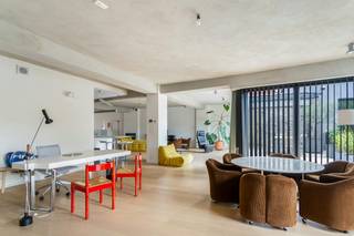 In een karaktervol en voormalig industrieel gebouw bevindt zich op de eerste verdieping deze lichtrijke loft van ± 200m² met uitzonderlijke terrassen van in totaal 40m². Het pand bevindt zich op de grens met centrum brussel en ligt in de kanaalzone dat in volle ontwikkeling is.<br /><br />De royale ruimtes en grote raampartijen typeren deze woonst. Ze zorgen naast een aangenaam lichtinval ook voor een enorm gevoel van ruimte. Dankzij de ligging aan de binnentuin geniet u van een rustige woonomgeving met alle stedelijke voorzieningen binnen handbereik. Op een boogscheut van centrum Brussel, dichtbij winkels, openbaar vervoer (tram/bus/metro/trein) en uitvalswegen.<br /><br />De loft is als volgt ingedeeld:<br />- ruime en lichtrijke leefruimte, praktisch ingedeeld als aangename zit-, eet- en bureauruimte<br />- open en volledig geïnstalleerde keuken, voorzien van al het nodige comfort, met aansluitend een grote bijkeuken (ideaal als berging/wasruimte)<br />- een zuidwestgericht zonneterras (20m²) dat een prachtig verlengde vormt van de leefruimte en het ruimtegevoel extra benadrukt<br />- één grote slaapkamer, direct grenzend aan een oostgeoriënteerd terras van 20m²<br />- badkamer voorzien van wastafel, douche, toilet en aansluiting sauna<br />- apart gastentoilet<br /><br />De loft biedt de mogelijkheid om een tweede slaapkamer te creëren, waarvoor reeds een vergunning beschikbaar is. Verder is de woning afgewerkt met kwalitatieve materialen en beschikt deze over vloerverwarming, een gascondensatieketel (2014) en een ventilatiesysteem type D.<br /><br />Mogelijkheid tot aankoop van een overdekte parkeerplaats voor 30.000 EUR (PK9).<br /><br />Wenst u deze loft graag te bezichtigen? Doe uw aanvraag via www.dewaele.com