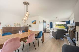 Op een toplocatie in Wenduine, in een rustige doodlopende straat en op slechts enkele minuten wandelen van zee, strand en duinen, bevindt zich deze perfect onderhouden en instapklare woning met 3 volwaardige slaapkamers. Vanuit de woning geniet u van een prachtig open zicht op het aangrenzende natuurgebied en de duinen. Openbaar vervoer, winkels, horeca en sportfaciliteiten bevinden zich in de nabije omgeving.<br />De woning is ingedeeld als volgt: inkomhal met gastentoilet, een lichtrijke en gezellige leefruimte met eetplaats, een afzonderlijke keuken en een inpandige garage. Op de eerste verdieping bevinden zich de nachthal, een badkamer uitgerust met ligbad, wastafel en toilet, en drie ruime slaapkamers.<br /><br />Rondom de woning ligt een zonnige, zuidgerichte tuin met terras en zonneluifel, waar u de hele dag door in alle privacy kunt genieten van de zon.<br /><br />Als extra troeven beschikt deze woning over een gunstig EPC-label B, centrale verwarming op aardgas, elektrische rolluiken, een praktische zolderruimte... <br /><br />De ideale gezinswoning of tweede verblijf voor wie op zoek is naar rust, ruimte en een uitstekende ligging.<br /><br />Voor meer informatie of een bezoek ter plaatse, aarzel niet en bel Gaëlle op het nummer 0479 17 17 17.