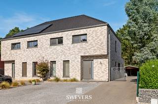 Voor meer info en foto’s, surf naar www.swevers.be – instapklare halfopen bebouwing uit 2017, rustig gelegen aan de Asbergstraat 93 B in Koersel. Met een bewoonbare oppervlakte van 214 m², een praktische indeling en moderne technieken is deze woning ideaal voor gezinnen, koppels of wie zorgeloos wil wonen. Via de inkomhal met gastentoilet bereikt u de lichtrijke woonkamer van ca. 31 m² en de open keuken van ca. 20 m². Aansluitend bevindt zich een ruime berging met aansluitingen voor wasmachine en droogkast. Op de verdieping zijn er drie volwaardige slaapkamers van 19,24 m², 15,39 m² en 11,81 m², evenals een badkamer met douche, lavabo en toilet. Extra troeven zijn de ruime kelder van 100 m², verdeeld in verschillende kelderruimtes, en de zolder van ca. 65 m². Buiten geniet u van een oostgericht perceel van 409 m² met voldoende ruimte voor een terras en tuin. De dubbele carport van 40 m² zorgt voor ruim voldoende parkeer- en bergruimte. Verder beschikt de woning over een ventilatiesysteem type D en een regenwaterput van 5.000 liter voor extra wooncomfort en een efficiënter waterverbruik. De ligging combineert rust met een vlotte bereikbaarheid: ontspanning op 130 meter, winkels en restaurants op 1,3 km, scholen op 1,4 km, openbaar vervoer op 1 km en de snelweg op 10 km. Een jonge, verzorgde woning met veel bergruimte en uitbreidingsmogelijkheden, klaar om meteen uw nieuwe thuis te worden. Voor meer informatie, bel 011 255 155. Bron bewoonbare oppervlakte: EPC – verslag.
