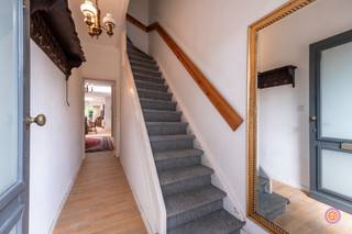 Vandaag nemen we je mee naar deze woning gelegen op een toplocatie in het centrum van Bornem. Dankzij de gunstige ligging geniet je van een vlotte bereikbaarheid en alle voorzieningen in de buurt. Scholen, winkels en openbaar vervoer bevinden zich op wandelafstand.<br /><br />We komen de woning binnen via de inkomhal die toegang geeft tot de aangename leefruimte. De open keuken is geïnstalleerd en voorzien van een oven, diepvries, koelkast, kookvuur en microgolfoven.<br /><br />Via de trap in de inkomhal bereiken we de eerste verdieping, waar zich één slaapkamer bevindt alsook een badkamer voorzien van een douche, lavabo en toilet.<br /><br />Verder kunnen we via een vaste trap de ruime zolderruimte terugvinden. Deze doet momenteel dienst als opbergruimte maar wij zien hier alvast tal van mogelijkheden in zoals een tweede en derde slaapkamer.<br /><br />Eenmaal we buiten komen in de tuin, kan je genieten van een prachtig uitzicht op het Wiel van Bornem. Genieten van een aperitiefje was nog nooit zo aangenaam.<br /><br />Verder beschikt de woning over een kelder en een garage.<br /><br />Heb je interesse in deze woning op een toplocatie en met een prachtig uitzicht?<br />Neem gerust contact op via roy@julimmo.be of 0498 62 74 71.
