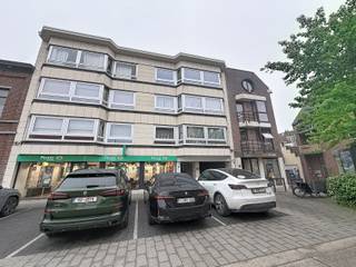 Dit appartement met 3 slaapkamers, terras en garage bevindt zich in het centrum van Dilbeek en biedt een aangename combinatie van ruimte, comfort...