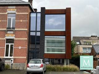 <p><span>Kantoorruimte te huur in het centrum van Sint-Katelijne-Waver</span></p><p><span>Op zoek naar een nieuwe en moderne werkplek vlakbij het centrum van Sint Katelijne Waver en vlakbij belangrijke invalswegen naar Antwerpen-Brussel-Leuven? Dan is dit zeker wat u zoekt. </span></p><p><span>Het oude Rozenhof werd recentelijk gerenoveerd en het bijgebouw, in cortenstaal constructie, werd recentelijk bijgebouwd. In dit bijgebouw bevindt zich op het gelijkvloers de gemeenschappelijke keuken, vergaderzaal/eetzaal en de toiletten.</span></p><p><span>Op het eerste verdiep van deze moderne aanbouw staat dit prachtig kantoor te huur. Uzelf en de bezoekers kunnen parkeren op de privatieve parking (met laadpaal).</span></p><p><span>De verhuring van dit kantoor geldt als een dienstverlening. Wat wil zeggen dat de prijs inclusief elektriciteit, verwarming en water is. (De huur komt op factuur aan 1350 euro/ maand exclusief BTW)</span></p><p><span>Interesse? Aarzel niet om ons te contacteren! (info@demakelaardij.be of 015/20.20.82)</span></p><p><span> </span></p><p><span> </span></p>