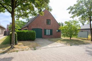 <p>Charmante gezinswoning met onderhoudsvriendelijke tuin, gelegen in een kindvriendelijke en zeer gegeerde woonwijk te Wuustwezel-centrum! De landelijke en praktische woning bevat o.a. een lichtrijke leefruimte, een kwalitatieve keuken, drie slaapkamers, een bureau/slaapkamer en veel opbergruimte! Deze vrijstaande woning is gelegen in de nabijheid van natuur, groen, ontspanning, winkels, scholen en alle andere voorzieningen én is bovendien erg goed bereikbaar! EPC C</p>