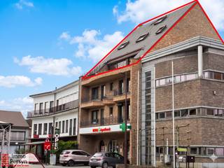 Ontdek dit prachtig onderhouden en instapklare triplex-appartement met lift in het hartje van Begijnendijk. Je geniet van een royale en lichtrijke woonkamer met aansluitend groot terras en een uitgeruste keuken. <br />De drie volwaardige slaapkamers waarvan één met terras en de multifunctionele zolder die perfect dienst kan doen als bureau of dressing zorgen voor alle nodige ruimte . Het appartement werd volledig gerenoveerd in 2019.<br />Gelegenheid om te parkeren vind je op de openbare parkings die vlak naast het gebouw gelegen zijn, de centrale ligging op wandelafstand van winkels scholen en het openbaar vervoer zijn mooie troeven voor dit appartement.<br />Gemeenschappelijke kosten bedragen 75 euro/maand<br />CV en drinkwater worden maandelijks betaald (140 euro/maand) en afgerekend op het einde van het jaar.<br /><br /><u><strong>Indeling:</strong></u><br /><u><strong>3e verdiep:</strong></u> inkomhal, woonkamer, terras, keuken, apart toilet<br /><u><strong>4e verdiep:</strong></u> nachthal, slaapkamer 1, slaapkamer 2, badkamer, slaapkamer 3 met terras, apart toilet, wasplaats<br /><u><strong>zolder:</strong></u> dressing- home office<br /><strong><u>gelijkvloers:</u></strong> gemeenschappelijke berging<br /><br /><br /><br />Is jouw interesse gewekt? Neem dan vandaag nog contact op met verhuur@immopersyn.be of 013 444 008
