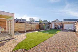 <p><span>Gerenoveerde halfopen woning met 3 slaapkamers en garage in Deinze<br /><br /></span></p><p><span>In de Nobelstraat 8 in Deinze bevindt zich deze halfopen woning op een perceel van 289 m². De woning werd de voorbije jaren op verschillende vlakken vernieuwd en heeft een praktische indeling, een zuidgerichte tuin en een ruime garage.<br /><br /></span></p><p><span>Met een bewoonbare oppervlakte van 96 m² (excl. veranda en garage) beschikt de woning over een gezellige leefruimte, een vernieuwde en volledig uitgeruste keuken, een gastentoilet in de inkomhal, een veranda, drie slaapkamers en een recent vernieuwde badkamer met bad, lavabo en toilet.<br /><br /></span></p><p><span>Troeven:</span></p><ul><li><span>Halfopen bebouwing met 3 slaapkamers</span></li><li><span>Vernieuwde keuken en badkamer (2024–2026)</span></li><li><span>Zuidgerichte tuin met terras</span></li><li><span>Ruime garage van ca. 35 m² met automatische poort en wasplaats</span></li><li><span>10 zonnepanelen</span></li><li><span>Centrale ligging in Deinze<br /><br /></span></li></ul><p><span>Technische informatie:</span></p><ul><li><span>EPC-label C – 230 kWh/m²/jaar</span></li><li><span>Elektrische installatie is conform</span></li><li><span>Stedenbouwkundige info: in aanvraag</span></li><li><span>Overstromingsgevoeligheid: perceel- en gebouwscore A</span></li><li><span>Centrale verwarming op gas met recente hoogrendementsketel</span></li><li><span>Dakisolatie en geïsoleerde zoldervloer</span></li><li><span>Regenwaterput aanwezig</span></li><li><span>De bovenvermelde bewoonbare oppervlakte betreft de bruto oppervlakte zoals vermeld in het EPC-attest.<br /><br /></span></li></ul><p><span>Meer info of een bezoek ter plaatse?<br />Contacteer Valentine via 0475 85 14 91 of <span>valentine@heritagevastgoed.be</span></span><span> </span></p><p><span> </span></p>