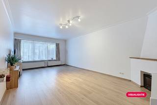 Dit appartement te huur is gelegen in een rustige en residentiële zijstraat van de welbekende Prins Boudewijnlaan, waardoor u geniet van een ideale balans tussen rust en bereikbaarheid. De Gemzenstraat staat bekend om zijn aangename buurtgevoel en de nabijheid van alle nodige faciliteiten.Indeling:- inkomhal met ingebouwde kasten- ruime eet- en woonkamer- keuken met aansluitend terras- apart toilet- badkamer- slaapkamer 1- slaapkamer 2 met aansluitend terras- aparte dressingExtra troeven:- gunstig EPC label B- optie tot huren van een garagebox (100 euro per maand)- kleinschalig gebouw- 2 terrassen- goede bereikbaarheid- uitstekende mobiscore: 8,8/10Optie tot het huren van een privatieve garagebox voor 100 euro per maand.De maandelijkse kosten bedragen 100 euro per maand voor de kosten voor de gemene delen, incl. water en verwarming.Bent u geïnteresseerd in dit appartement te huur in Antwerpen? Aarzel dan niet om een bezoekaanvraag in te dienen op onze website, dit kan via de daar voorziene rode balk. Wenst u uw eigendom ook te huur of te koop te stellen? We helpen u graag verder. Steeds tot uw dienst om u verder te helpen met al uw vragen over vastgoed!