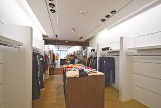 NOORDSTRAAT 9 - 8800 ROESELARE<br /><br />Op zoek naar een strategisch gelegen winkelruimte? Dit handelspand bevindt zich op slechts enkele meters van de Grote Markt, in het hart van Roeselare — dé ideale locatie voor wie zichtbaarheid en passage zoekt.<br /><br />Geschikt als winkel, showroom of boetiek, met een grote etalage en een verzorgde afwerking. Achteraan is er een magazijn en een sanitaire ruimte, wat het pand ook praktisch erg sterk maakt.<br /><br />Troeven:<br />- Uiterst commerciële ligging<br />- Veel passage, vlak bij de markt<br />- Grote etalage, ideale zichtbaarheid<br />- Magazijn en sanitair inbegrepen<br /><br />📞 Interesse? Neem snel contact op voor meer info of een bezoek!<br /><br />Onmiddellijk beschikbaar