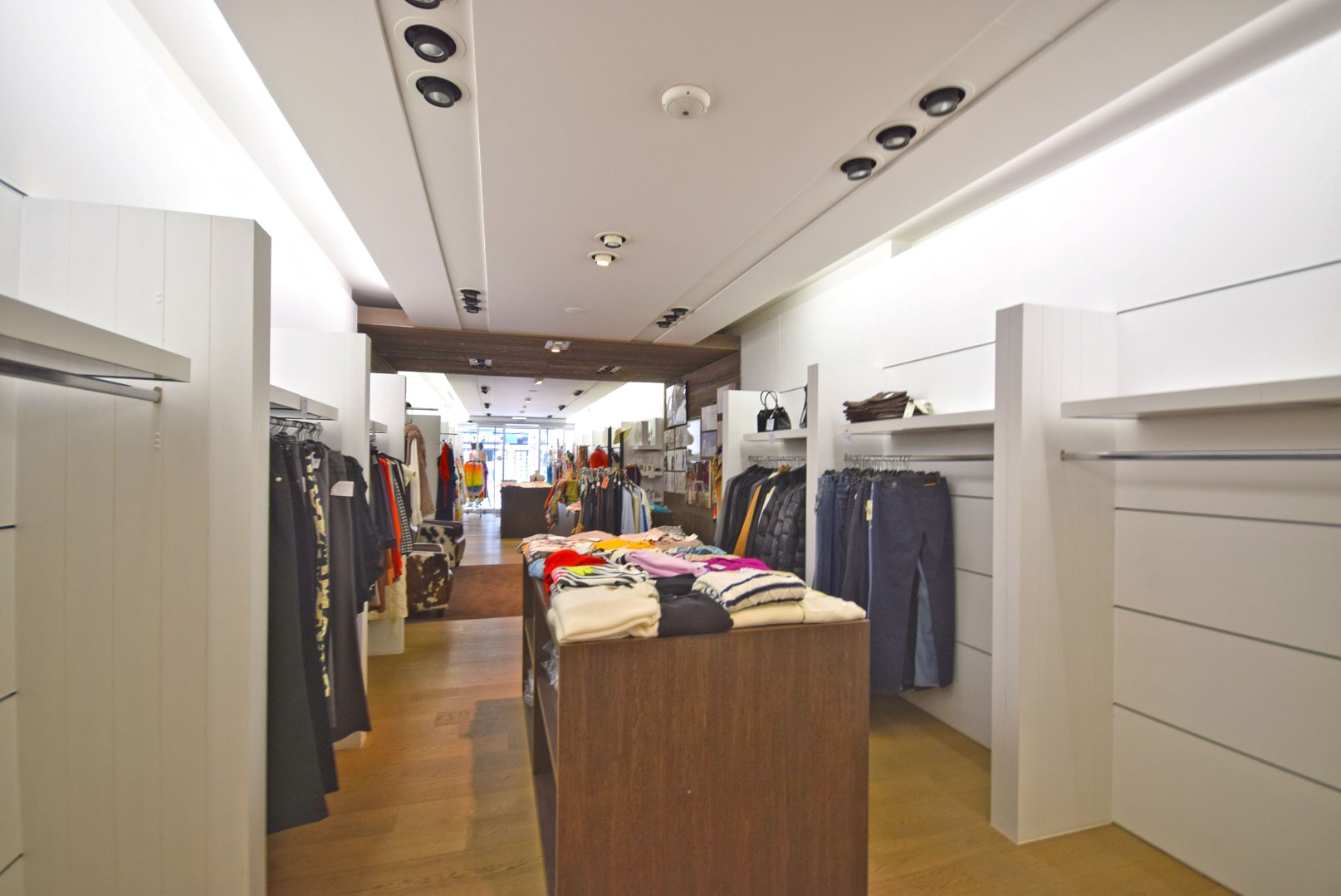 HANDELRUIMTE MET MAGAZIJN IN HET STADSCENTRUM VAN ROESELARE - foto 3