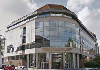 Offices with easy acces by car and by public transport, close to amenities such as the Woluwe Shopping centre and the Cora.