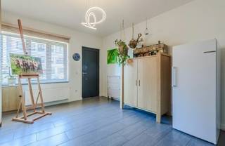 <p>Ruime stadswoning, 2 slaapkamers, EPC-B en zonnepanelen.</p><p>Ruime inkomhal/bureel met een ingebouwde kastenwand en een apart gastentoilet. De leefkeuken met eiland is voorzien van alle toestellen en vloeit naadloos over in de eet- en zithoek achteraan. Grote raampartijen zorgen voor een natuurlijke lichtinval en een mooi zicht op de tuin. Opvallend is dat er ook een binnentuin is die extra licht bezorgd. Achter de woonkamer is er een ruim, overdekt terras voorzien. De diepe tuin biedt bovendien extra mogelijkheden voor ontspanning of een speelruimte. Achteraan liggen er nog 2 tuinhuizen.</p><p>Op de 1e verdieping bevinden zich een verzorgde badkamer met inloopdouche, wastafel en toilet. Verder een masterbedroom en een praktische berging/dressing met aansluiting voor wasmachine. De zolderverdieping werd reeds ingericht als volwaardige slaapkamer (eventueel om te vormen tot 2 kleinere slaapkamers). Er zijn 2 airco's die koelen en verwarmen, gecombineerd met 14 zonnepanelen.</p><p>Autostaanplaats voor de woning (+ mogelijkheid huren ondergrondse autostaanplaats).</p><p>Bijzonderheden:<br />- Instapklaar<br />- Gunstig epc (B)<br />- Elektriciteit conform<br />- Prachtige, ruime tuin<br />- Vlakbij centrum, winkels, scholen, openbaar vervoer</p>