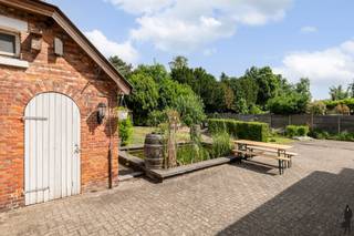 <strong>Karakteristieke en uitzonderlijk gelegen ingenieurswoning met o.a. 7 slaapkamers, 3 badkamers, hobbyruimte en private, organisch ingerichte natuurtuin. Het geheel ligt op een perceel van ca. 1.158m², rustig gelegen in één van de mooiste wijken te Mol, nabij de Nederlandse grens, Lommel, centrum-Mol en Balen. De woning van bouwjaar 1932 is volledig gerenoveerd en werd jarenlang deels als B&amp;B uitgebaat en deels gebruikt als woning. Het charmante geheel (van maar liefst 300m² bewoonbare oppervlakte) wordt thans in haar geheel voor bewoning benut maar kan eenvoudig terug worden omgevormd naar believen (kantoorruimte voor thuiswerk, B&amp;B, praktijkruimte (vrije beroeper), etc.). Nabij scholen, openbaar vervoer en op enkele minuten van Natuurpark Keiheuvel, Groendomein De Most en de natuur rond de Put van Rauw. EPC-score van 269kWh/m²/jaar (energielabel C). Dit betekent geen renovatieverplichting op grond van het Vlaamse Regeerakkoord. Ook de elektriciteit is volledig conform. Nabij Postel en Nederlandse grens.</strong><br />
<p><u>Gelijkvloerse verdieping:</u><strong><br /></strong>Via de inkomhal met vestiairegedeelte heeft u toegang tot de ruime woonkamer en de bijkeuken. De leefruimte met zithoek heeft een gezellige, nostalgische houtkachel. De leefruimte biedt verder toegang tot de bijkeuken en de lichtrijke hoofdkeuken met grote eettafel en toegang tot kelder op stahoogte. <br /><br />De ruime, lichtrijke keuken is geïnstalleerd met volgende kwaliteitstoestellen: o.a. vaatwasser (Miele), elektrische kookplaat (AEG), heteluchtoven (AEG) en voldoende kastruimte. Aan de keuken bevindt zich de benedenslaapkamer (B&amp;B-kamer 1) met douchemodule en afzonderlijke toilet.<br /><br />Aangrenzend aan de bijkeuken bevindt zich een gangruimte met koele berging en een tweede afzonderlijke toiletruimte.</p>
<p><u>Eerste verdieping</u><br />De authentieke, houten bordestrap in de inkomhal brengt u naar de eerste verdieping. Hier bevinden zich 4 ruime slaapkamers met veel lichtinval en tevens de hoofdbadkamer met inloopdouche, twee afzonderlijke wastafels en voldoende kastruimte. Er is een wasplaats voorzien. Eén van de vier slaapkamers wordt thans benut als massage- en therapieruimte. Een andere kamer doet dienst als B&amp;B-kamer 2. Laatstgenoemde kamers hebben beiden toegang tot een afzonderlijke badkamer met inloopdouche, wastafel en toilet.<br /><br /><u>Tweede verdieping</u><br />De tweede verdieping is opgedeeld in een 6de slaapkamer, een hobbyruimte (die momenteel dienst doet als muziekstudio) en een bergruimte. De hobbyruimte kan eenvoudig worden omgevormd tot 7de slaapkamer, bureau- of bibliotheekruimte.<br /><br /><u></u><u>Buitengebeuren</u><br />De woning heeft een oprit met poort aan de zijkant van de woning. Er is voldoende parking voor wagens. Achteraan in de tuin bevinden zich een drietal (stenen) bergruimten/tuinhuizen waarin allerlei (tuin)gereedschap kan worden opgeslaan. Het ruime terras geeft uit op de diepe, landelijke en private tuin. U vindt er verschillende kruidenperken, jonge heesters en bomen, plaats voor moestuin, alsook een sfeervolle vijverpartij met vis. De voor- (en achter)tuin kan naar believen worden aangelegd.<br /><br /><u>Bijzonderheden:<br /></u>- EPC van 269 kWh/m²/jaar: geen renovatieverplichting<br />- Bewoonbare oppervlakte van 300m² exclusief kelder<br />- Buitenschrijnwerk in hout en PVC, met overal dubbele beglazing<br />- Verwarming op gas (B&amp;B-deel), stookolie (woning-deel) en houtkachel<br />- Zeer gunstige ligging op wandelafstand van het centrum Wezel<br />- Mogelijkheid tot B&amp;B-uitbating (centrale ligging nabij Nederland en Postel)<br />- Vele andere mogelijkheden gelet op het aantal kamers en de beschikbare ruimte<br />- Voldoende parkeermogelijkheden<br />- Gezellige, authentieke ingenieurswoning ‘met een ziel’<br />- Mooie private en diepe natuurtuin: diverse mogelijkheden tot tuinaanleg</p>