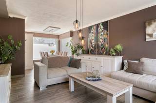 In de Burgemeester Wylinstraat te Rollegem-Kapelle, in een doodlopende straat, bevindt zich deze smaakvol gerenoveerde gezinswoning. De woning is gelegen in een rustige en kindvriendelijke buurt, terwijl winkels zoals een slagerij, apotheek en warenhuis zich op wandelafstand bevinden. Bovendien geniet u van een vlotte verbinding naar verschillende invalswegen. <br /><br />Met een gerichte investering van minder dan €3.000 maakt het EPC een mooie sprong naar label C.<br /><br />Dankzij de doordachte indeling, vier volwaardige slaapkamers en een aangelegde tuin biedt deze woning alle ruimte en comfort voor een gezin.<br /><br />Indeling<br /><br />Gelijkvloers:<br /><br />- Inkomhal<br />- Gastentoilet<br />- Lichtrijke leefruimte<br />- Vernieuwde Keuken<br />- Inpandige garage<br /><br />Eerste verdieping:<br />- 4 ruime slaapkamers<br />- Badkamer<br /><br />Zolder met vlizotrap <br /><br />Buiten:<br />- Aangelegde tuin<br /><br />Interesse?<br />Wilt u de troeven van deze woning zelf ontdekken of een bezoek inplannen? Neem gerust contact op!<br /><br /><br /><br />Bestuursmaatregelen in het maatregelenregister: nee