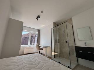 Brand-new student room in the Ravenstraat Residence (2025–2026)Move-in-ready student room (±13 m²) on the 3rd floor of a fully renovated residence, quietly located within walking distance of Leuven’s city center and train station.The room features a private shower, sink, refrigerator with freezer compartment, microwave, air conditioning (cooling and heating), wired internet, bed, desk, and closet. You’ll share the restroom with just 3 other students.You’ll also enjoy a spacious shared kitchen with all modern appliances, a separate trash room, and an energy-efficient building (EPC A) equipped with solar panels, a heat pump, and compliant fire safety measures.Highlights: quiet location, plenty of natural light, soundproofed, and brand-new.