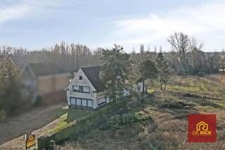 Deze eigendom is interessant door zijn locatie op drukke weg tussen Aalst en centrum Moorsel. Achter de villa bevindt zich een zeer grote loods...