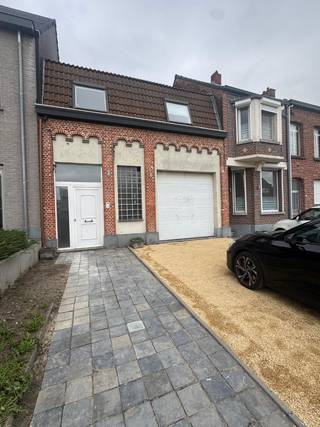 In het hart van Sint-Katelijne-Waver vind je deze sfeervolle woning met een prachtige, charmante gevel en royale tuin! De grote tuin is een oase...