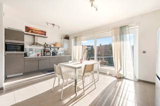 Dit verzorgd appartement is gelegen in de rustige Manebruggestraat te Borsbeek en biedt een aangename combinatie van licht, ruimte en comfort.<br />Bij het binnenkomen kom je in een inkomhal met mogelijkheid tot het voorzien van een vestiaire. De lichtrijke leefruimte met open keuken vormt één geheel, waarbij de keuken naadloos geïntegreerd is in de ruimte.<br />Verder beschikt het appartement over twee volwaardige slaapkamers. De badkamer is uitgerust met zowel een ligbad als een aparte douche.<br />Daarnaast is er een handige berging met aansluiting voor wasmachine en droogkast.<br />Als extra troef is er een zonnig terras aanwezig, waar je in alle rust kan genieten, aangrenzend aan de leefruimte en keuken.<br />Een aangenaam appartement op een rustige ligging in Borsbeek, met een vlotte bereikbaarheid.<br />Daarnaast is het appartement voorzien van een lift en een buitenstaanplaats voor 20.000 euro.