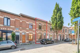 Deze leuke deels te renoveren woning is gelegen in de Bankstraat, op een Zuid-gericht perceel en ligt op wandelafstand van het Mariapark.  Goede verbinding via de binnenringbus naar het Station van Leuven, Gasthuisberg, Imec, enz ...  Het gelijkvloers omvat een open leefruimte met achterliggende keuken en eetplaats met een kleine berging.  Het terras en de tuin zijn Zuid-gericht.  Op het 1ste verdiep is er een grote slaapkamer aan de voorzijde en een badkamer aan de achterzijde met zicht op de tuin.  De 2de slaapkamer bevindt zich op de zolderverdieping.  Er is tevens een ondergrondse kelder bereikbaar via een vaste trap.<br />EPC-label C, score 284 - asbestveilig.<br />Indien u deze woning graag bezoekt dan kan u mij steeds bereiken via vincent@immojanstas.be of 0477284876.<br />Bijkomende info (EPC, bodemattest, elektriciteitsattest, enz...) kan U hier downloaden ↓