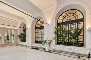 <p>In het hart van Antwerpen, aan de prestigieuze Sint-Katelijnevest, bevindt zich dit uitzonderlijke appartement van ca. 240 m² met een royaal terras van 35 m².<br />Gelegen op de tweede verdieping van het iconische gebouw Agence Maritime Internationale (1918), combineert deze residentie tijdloze elegantie met hedendaags comfort. De statige architectuur, hoge plafonds en authentieke details creëren een unieke woonbeleving met karakter en klasse.<br /><br />Indeling<br /><br />Prachtige authentieke gang die lijdt tot alle ruimtes<br />Riante leefruimte met overvloedig lichtinval, originele parketvloeren en hoge plafonds<br />Volledig ingerichte keuken met eetgedeelte.<br />Twee volwaardige slaapkamers, waarvan één momenteel ingericht als stijlvolle bureauruimte<br />Twee verfijnde badkamers met hoogwaardige materialen<br />Apart gastentoilet<br />Ruim terras (ca. 35 m²) – een oase van rust midden in de stad, ideaal voor ontbijt in de zon of een glas wijn bij zonsondergang<br /><br />Bijzonderheden<br /><br />EPC-label B<br />Ruime kelderberging<br />Privéstaanplaats in het gebouw aan te kopen voor € 40.000<br />Prachtige gemeenschappelijke inkomhal met lift</p>