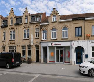 Bien immobilier polyvalent bénéficiant d'une excellente visibilité, situé dans la rue commerçante de Nieuport-Ville, à quelques pas de la Grand-Place.<br />Le bâtiment comprend un vaste rez-de-chaussée commercial de pas moins de 163 m² et trois appartements d'une chambre chacun. Toutes les unités sont actuellement louées sur une base annuelle, ce qui vous permet de bénéficier d'un revenu locatif stable dès le premier jour.<br />La combinaison d'un espace commercial bénéficiant d'un emplacement exceptionnel et de trois logements loués garantit un rendement attractif. Grâce à la configuration actuelle, vous bénéficiez des revenus locatifs, ce qui fait de ce bien un investissement solide dans un emplacement de choix au cœur de Nieuport-ville.<br /> 