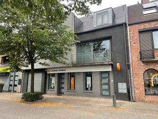 <span><strong>EERSTE VERDIEPING</strong><br /><br /><span><strong>KIJKMOMENT OP DONDERDAG 28 MEI OM 17U30, INSCHRIJVEN ENKEL VIA MAIL NAAR MINTJENSVERHUUR@IMMOPOINT.BE</strong></span><br />Appartement op de eerste verdieping rechts met ondergrondse parking en ruime kelderberging in het centrum van Zoersel (dorpsplein). Privatieve inkom. Beschr.: woonkamer met open keuken, badkamer met instapdouche, gastentoilet en 1 slaapkamer. Polyvalente ruimte grenzend aan keuken af te schermen met een schuifdeur. Ruim terras achteraan.<br /><br /><strong>BIJZONDERHEDEN<br /><br /></strong>EPC: 94kwh/m2/jaar, geen gemeenschappelijke kosten, geen lift, cv op gas<br /><br /><strong>POSITIEVE ASPECTEN<br /><br /></strong>privatieve ingang<br />centraal gelegen<br />vlakbij openbaar vervoer, winkels, scholen...<br />ruim terras</span>