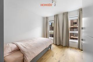 Deze verzorgde studentenkamer maakt deel uit van Residentie De Toewip, een volledig vernieuwd project in het centrum van Leuven. De unit beschikt over een eigen badkamer en wordt volledig bemeubeld opgeleverd. Dankzij de energiezuinige renovatie, de individuele warmtepomp en het EPC A-label geniet de bewoner van een comfortabel verblijf met beperkte energiekosten. Het gebouw beschikt over een gemeenschappelijke keuken, een ruim terras en een fietsenstalling. Dankzij de topligging in één van de meest gegeerde studentensteden van België vormt deze kamer een interessante investering voor de lange termijn. Brochure beschikbaar op aanvraag. Stedenbouwkundige inlichtingen in aanvraag. Verkoop onder het BTW-stelsel. Interesse? Contacteer ons via info@homies.be of 016 22 82 22. HOMIÉS, an Eye for Immo.